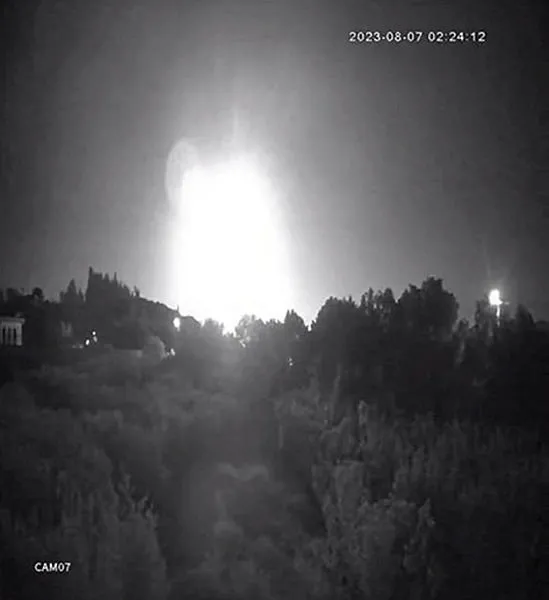 İstanbul’daki ışık patlaması nedir, meteor mu düştü, ne oldu? Gökyüzünde görülen Işık patlaması neden ve nerede oldu, depremi tetikler mi?