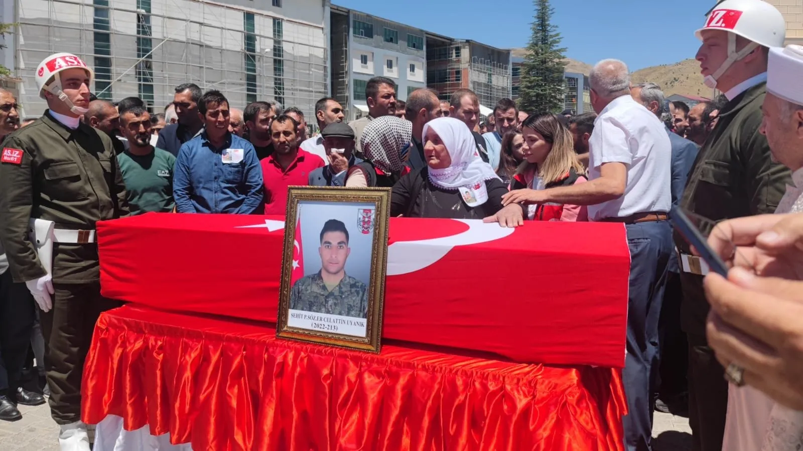 Şehit Celattin Uyanık gözyaşları içinde son yolculuğuna uğurlandı