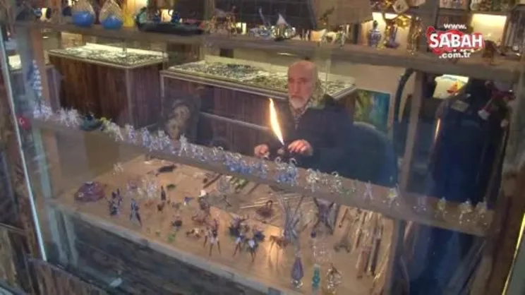 Camlara nefesiyle şekil veriyor | Video