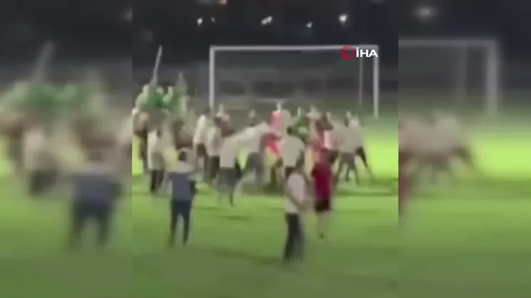 Gaziantep'te hakeme bayrak direği ile saldırı kamerada!