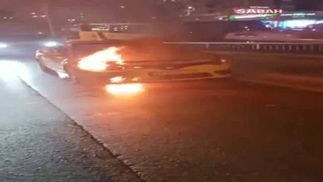 Fatih'te otomobil alev alev yandı | Video