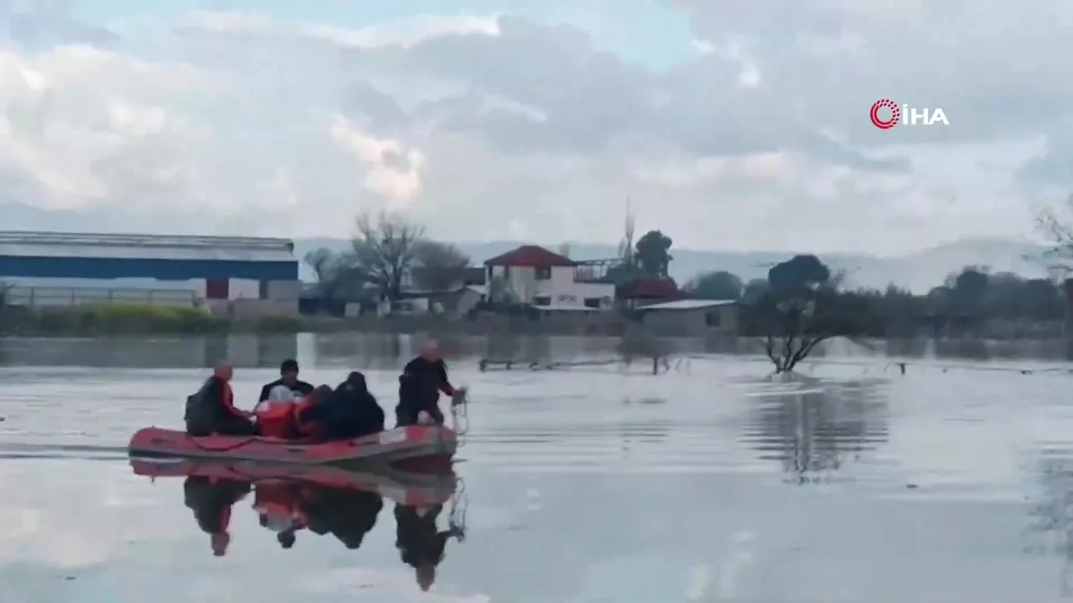 Manisa'da selde mahsur kalan 10 kişi AFAD ekipleri tarafından botla kurtarıldı | Video videosunu izle | Son Dakika Haberleri
