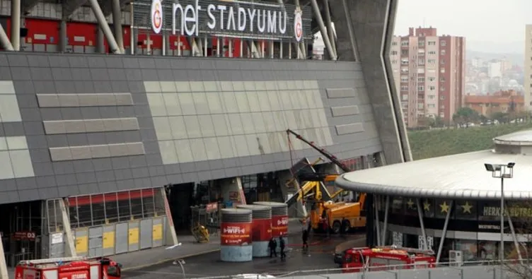 Galatasaray stadında talihsiz kaza! Vinç devrildi 3 kişi yaralandı