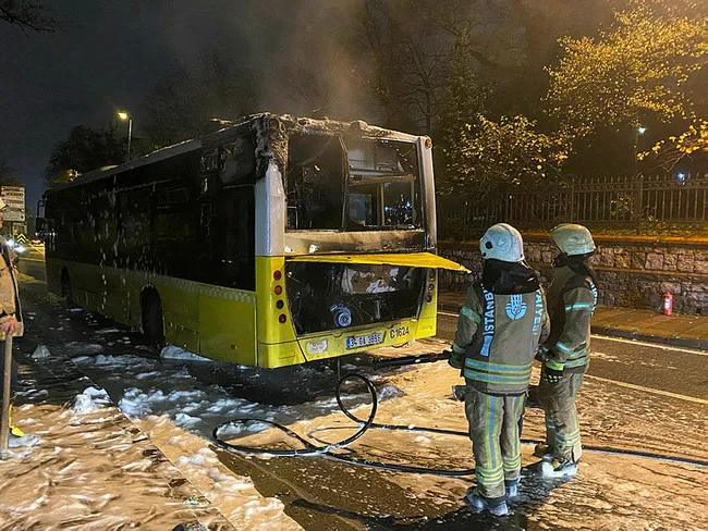 uskudarda-seyir-halindeki-iett-otobusu-alev-alev-yandi-1701729435639.jpg