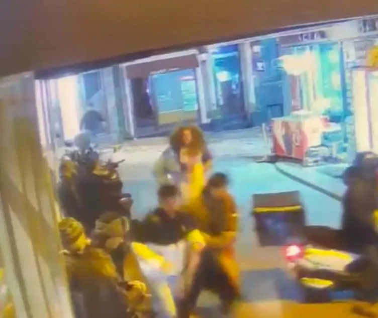 İstanbul Taksim’de ABD’li kadının yaptıklarını görenler şaştı kaldı: Önüne çıkan her erkeğe…