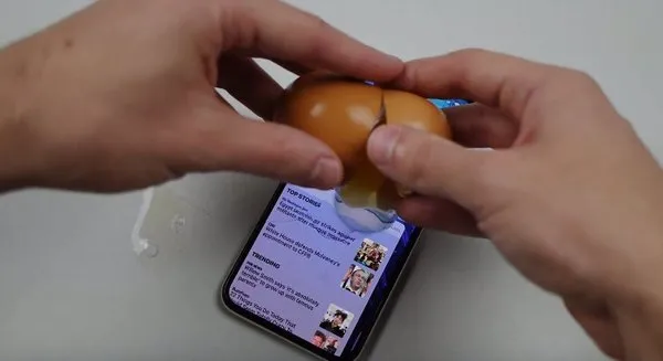 Yumurtadan iPhone X kılıfı yaptı!