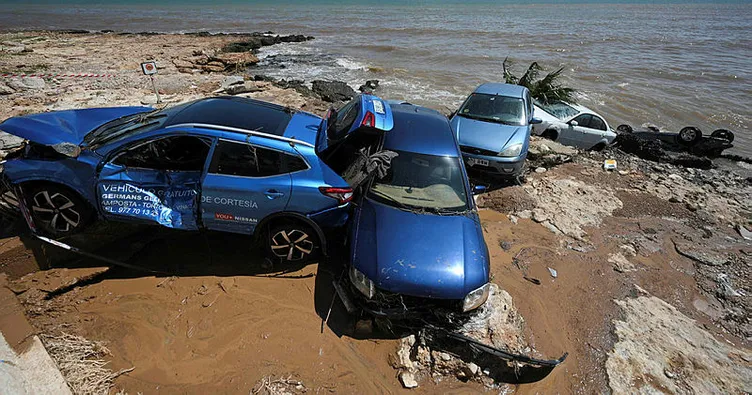 İspanya’da sel! Araçlar denize sürüklendi