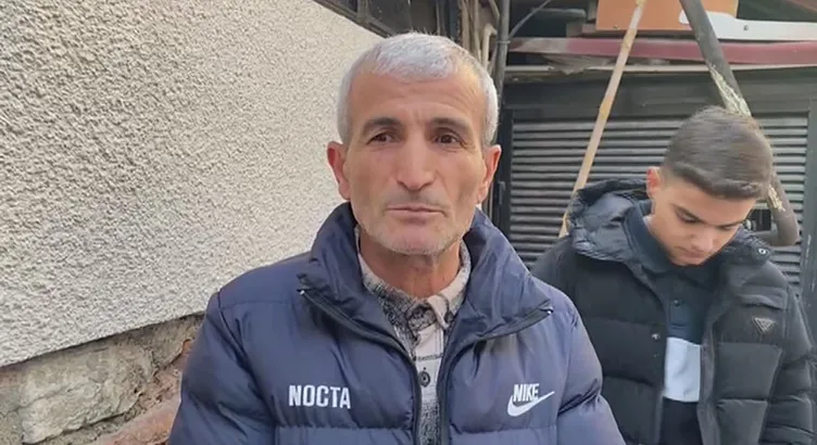 Fatih’te cami avlusunda dehşet: Önüne geleni bıçakladı!