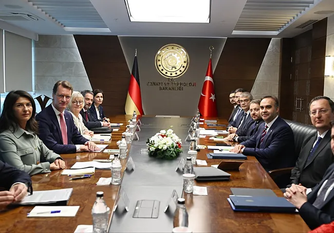 bakan-kacir-almanya-heyetini-bakanlikta-agirladi-1790699626852.jpg