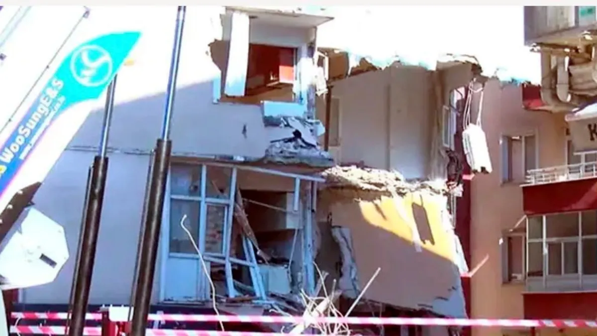 Güngören'de kentsel dönüşüm kapsamında yıkımı yapılan bir apartmanın çökmesi sonucu oluşan enkaz.