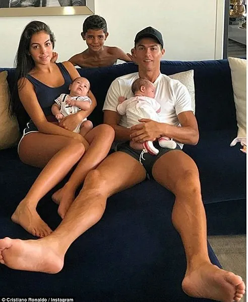 Cristiano Ronaldo'nun sevgilisi Georgina Rodrigues gala gecesinde büyüledi!