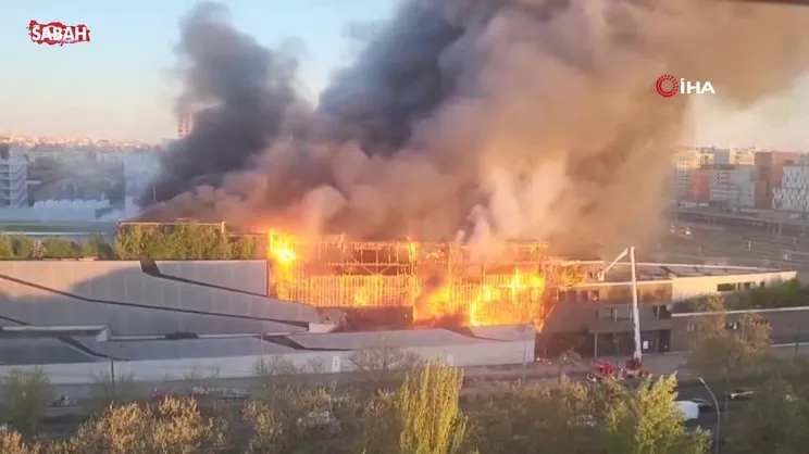 Paris’te geri dönüşüm tesisinde dev yangın paniği | Video