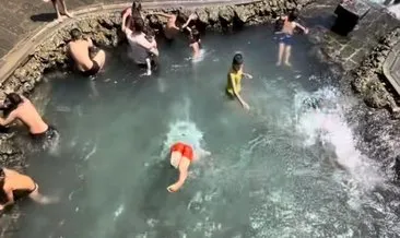 Dereceler 50’yi gösterdi... Çocuklar tarihi Anzele Havuzuna akın etti #diyarbakir