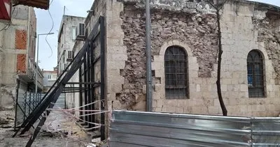 Depremde hasar gören caminin güvenlik amaçlı çekilen demir profil çalındı