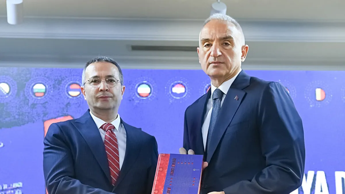 Bakan Ersoy, ‘Dünya Dillerinde Türkçe Sözlüğü’nü kamuoyuna tanıttı: Kültürel hafızayı yansıtan kapsamlı bir çalışma Bakan Ersoy, ‘Dünya Dillerinde Türkçe Sözlüğü’nü kamuoyuna tanıttı: Kültürel hafızayı yansıtan kapsamlı bir çalışma