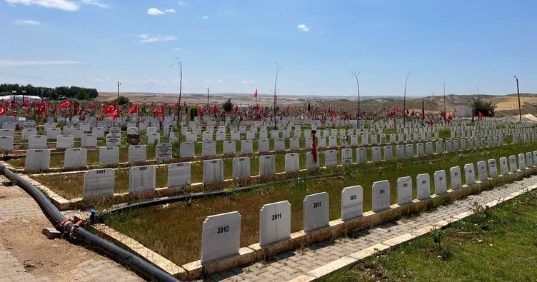 Mezarlıkta bayram hazırlıkları devam ediyor