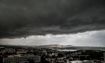 Kara bulutların İstanbul üzerinden geçişi böyle görüntülendi