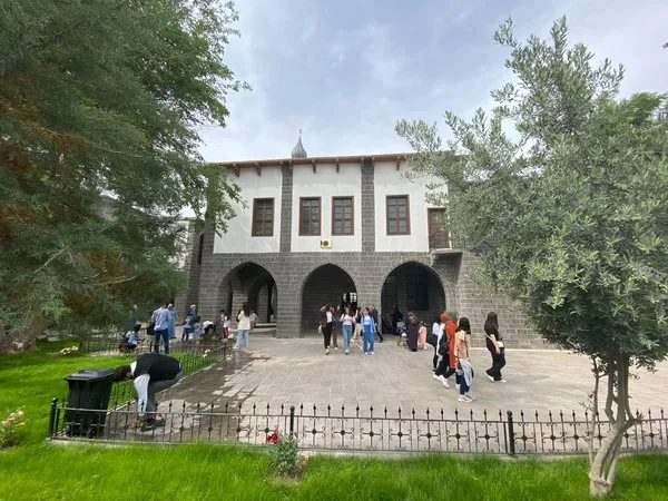 hendek-olaylarinda-zarar-gordugu-icin-onarilan-ermeni-kilisesine-ziyaretci-akini-1652768015650.jpeg