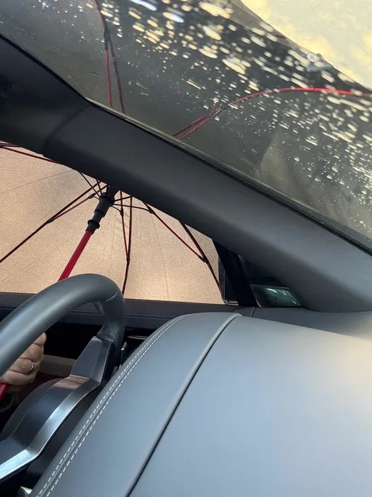 Sıfır kilometre Porsche ayıplı çıktı: 16 milyonluk araçta şemsiyeli yolculuk!