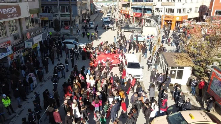 SON DAKİKA HABERİ: Hakkari'de bayraklı protesto! Kadınlardan Diyarbakır annelerine destek...