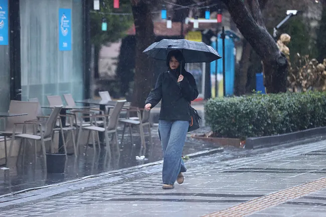 son-dakika-erbain-soguklari-turkiyede-meteorolojiden-istanbul-dahil-o-iller-icin-alarm-verdi-kar-saganak-firti-1766470370478.jpeg