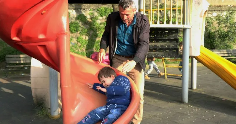 Zonguldak’ta çocuklar parkta güvenle oynuyor