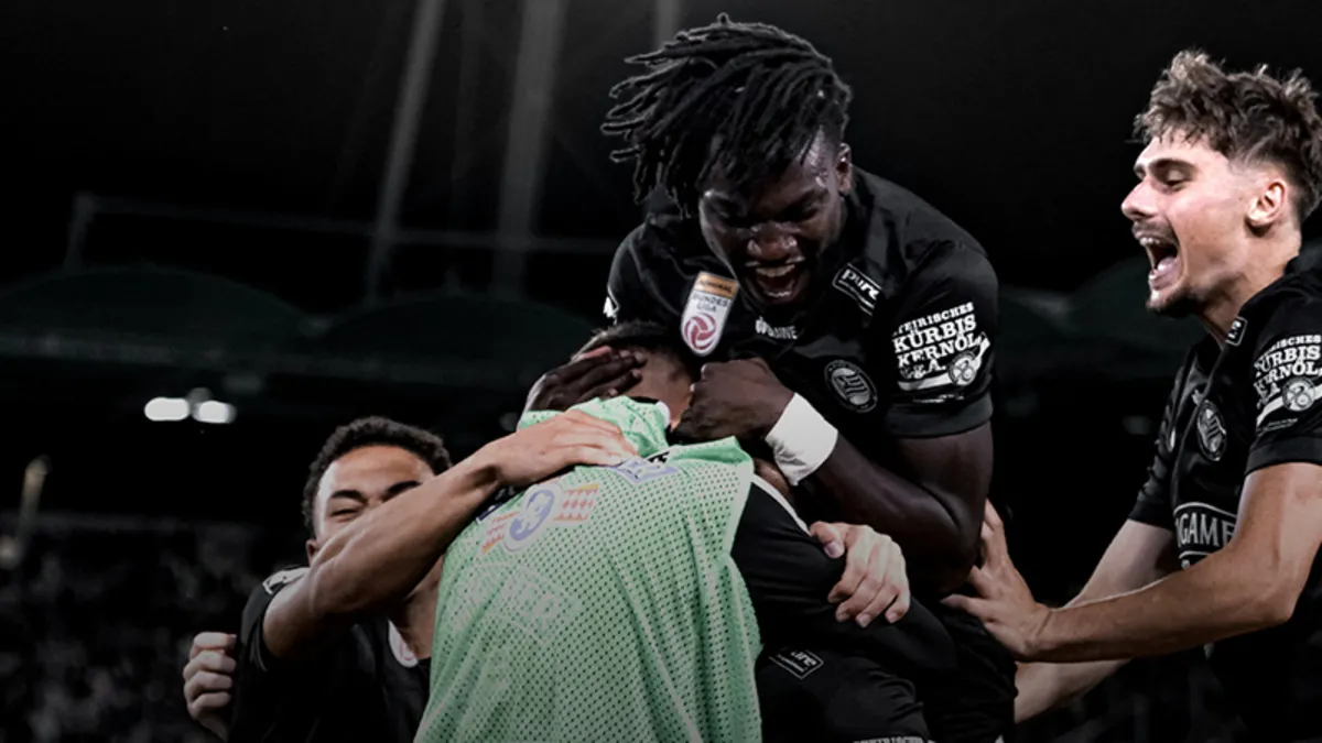Sturm Graz futbol takımı oyuncuları maç sonrası galibiyeti kutluyor.