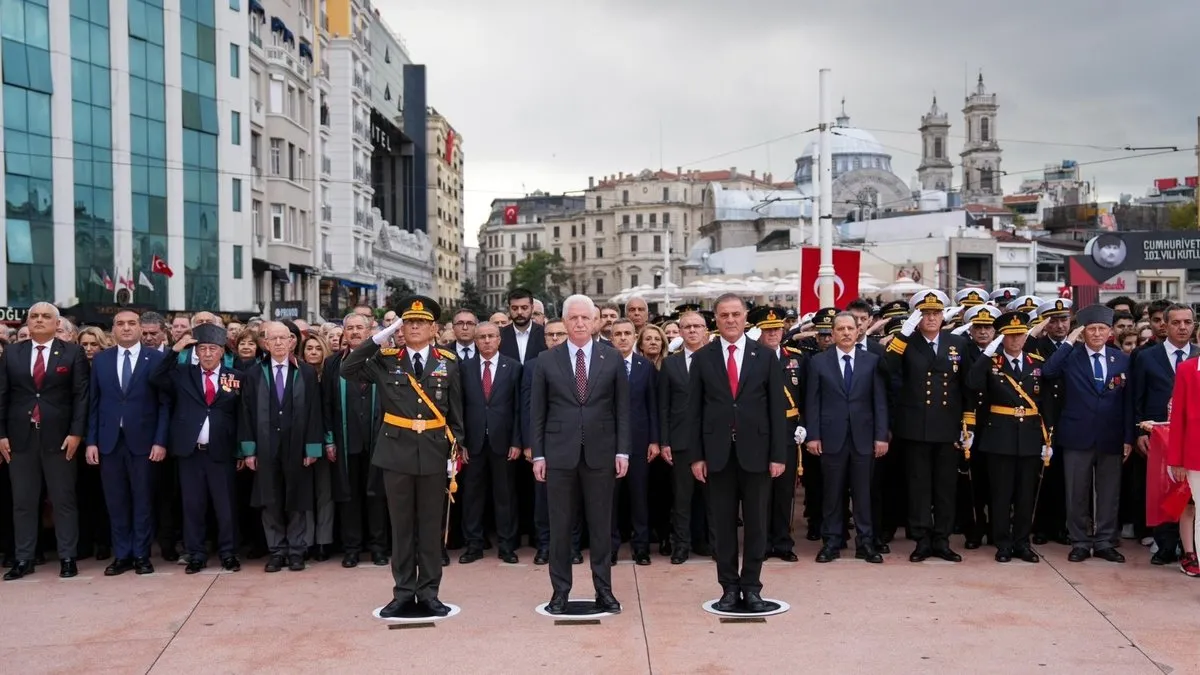 29 Ekim Cumhuriyet Bayramı öncesi Taksim’de çelenk bırakma töreni düzenlendi 29 Ekim Cumhuriyet Bayramı öncesi Taksim’de çelenk bırakma töreni düzenlendi