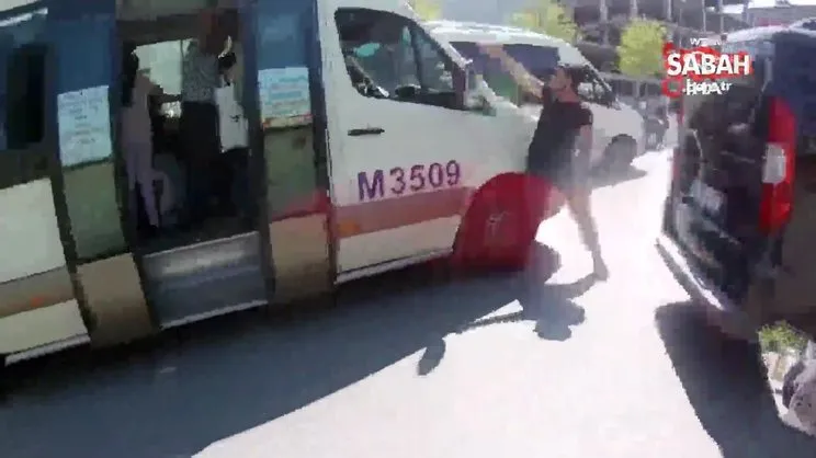 Minibüs, bozulan aracı iten adamın ayağını böyle ezdi!