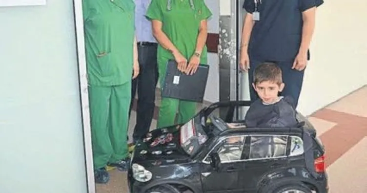 Çocuklar ameliyathaneye akülü arabayla gidiyor