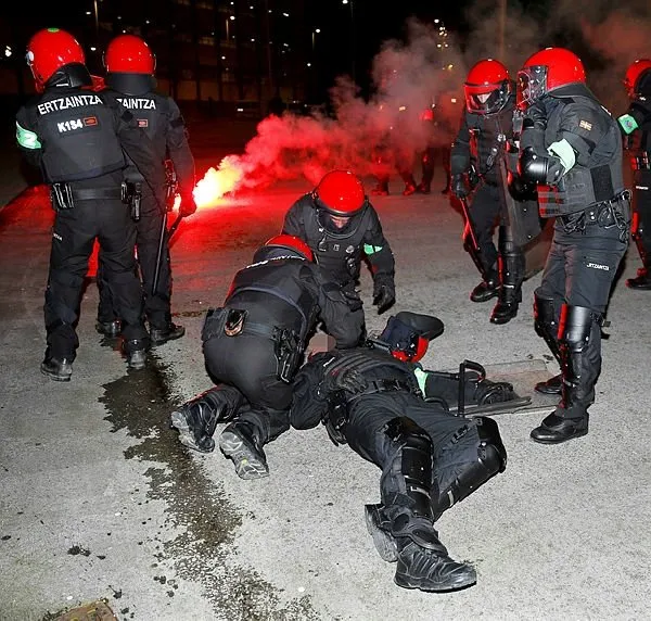 İspanya’da holiganlara müdahale eden bir polis memuru öldü