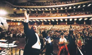 Şimdi mikrofonlarımız Pavarotti’de...