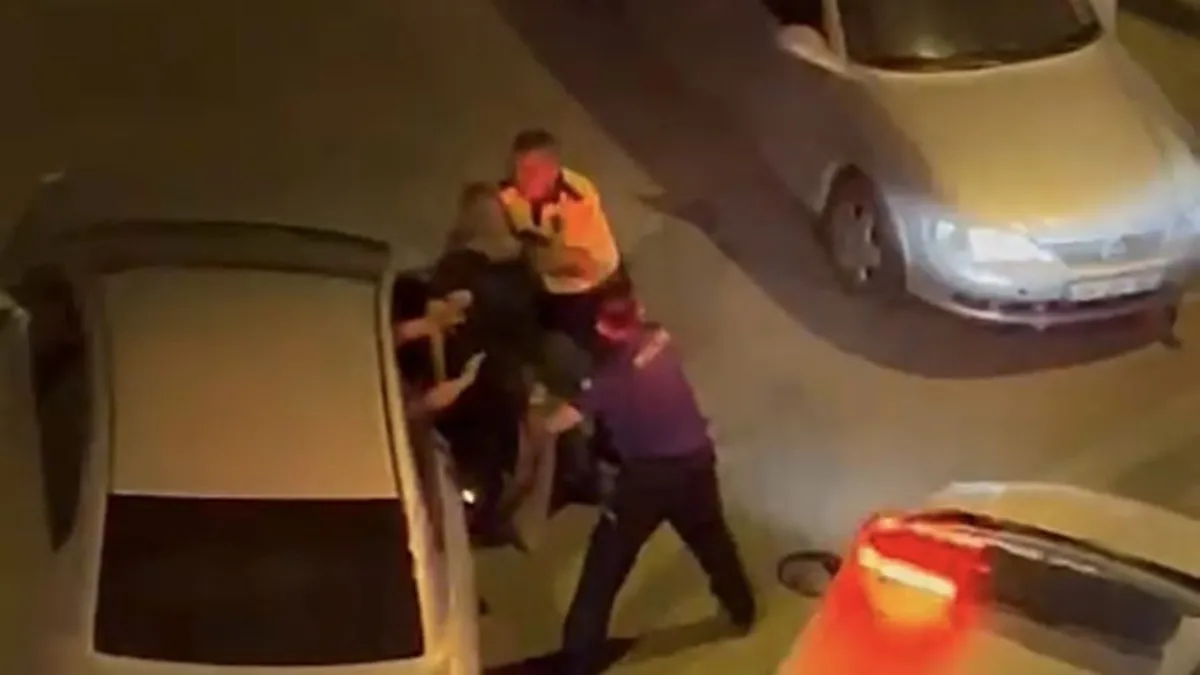 Çanakkale’de polise mukavemet gösteren iki şüpheli tutuklandı Çanakkale’de polise mukavemet gösteren iki şüpheli tutuklandı