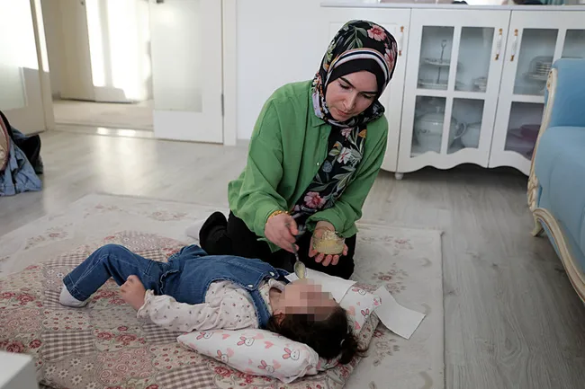 kader-sandilar-gercek-bambaska-cikti-meger-kizlarinin-engelli-dogma-sebebi-hemsire-siddetiymis-1761125646805.jpg (800×533)