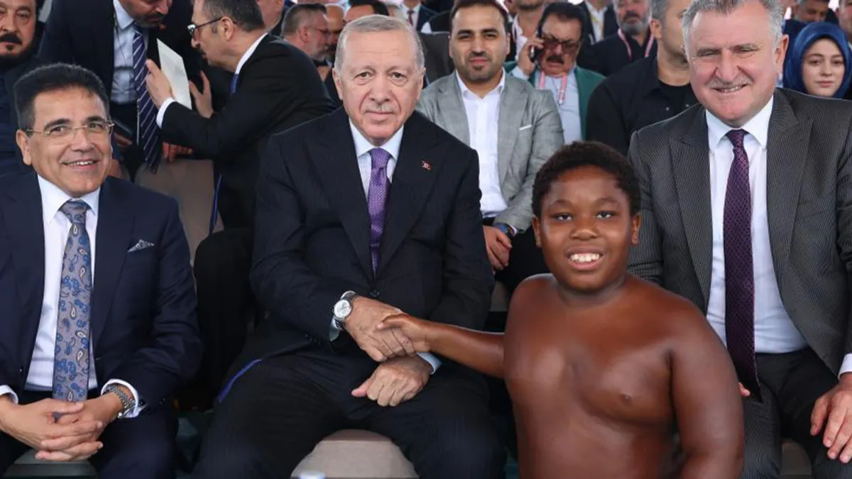 Tanzanyalı Arap Osman'dan Başkan Erdoğan'a gülümseten yanıt: "Siz isterseniz yenerim!" haber görseli