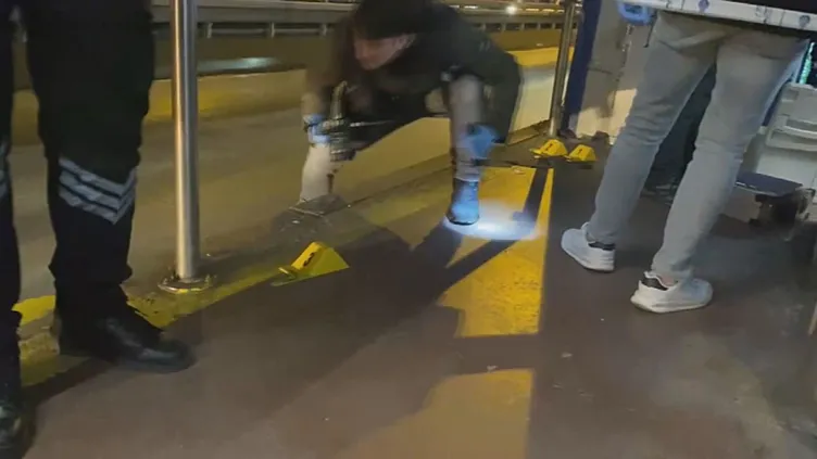 İstanbul-Bakırköy metrobüs durağında korku dolu dakikalar: Alkollü şahıs rastgele ateş açtı!
