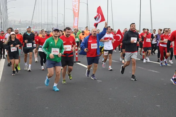 osmangazi-koprusunde-tarihi-ilk-cumhuriyet-icin-kostular-1793276609895.jpeg