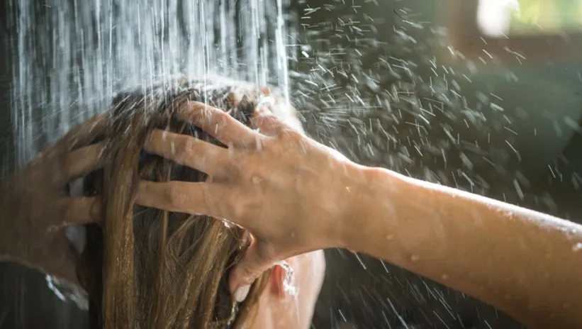 Dermatologlar uyardı: Duş alırken bu hataları yapmak cildinize zarar veriyor!