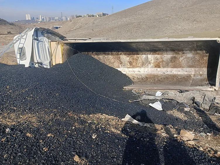 Ankara’da katliam gibi kaza: Hafriyat kamyonu kontrolden çıktı! Otomobili biçti! 3 ölü!