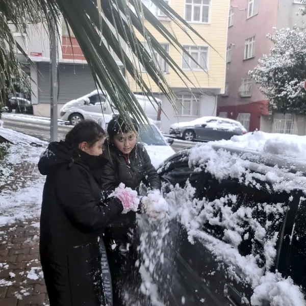 gece-bastiran-kar-istanbulu-beyaza-burudu-istanbullular-tedbire-uyunca-yollar-bos-kaldi-1740123922878.jpg