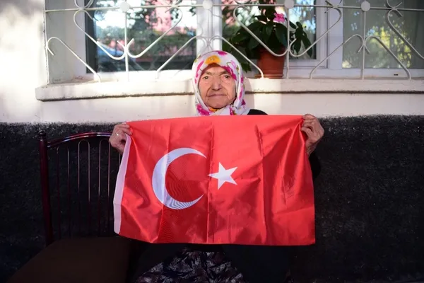 cumhuriyetin-yasayan-asirlik-cinarlari-sabaha-konustu-bu-ulke-kolay-kurulmadi-1698464655271.jpeg