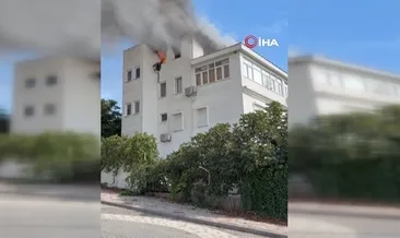 4 katlı binanın çatısı alev alev yandı