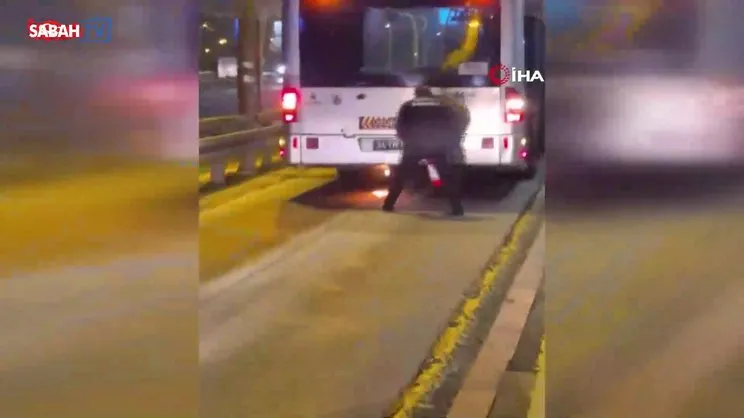 Kağıthane’de metrobüsün motor bölümü yandı | Video