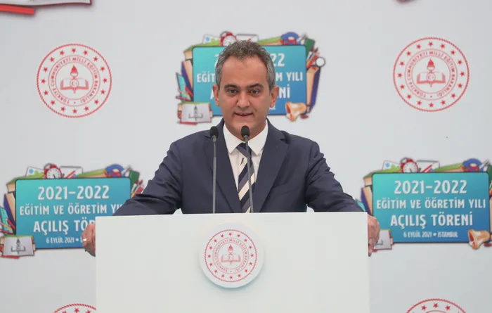 son-dakika-milli-egitim-bakani-mahmut-ozerden-yari-yil-tatili-aciklamasi-somestr-tatilinde-ogretmen-ve-ogrenci-1642499416661.jpg