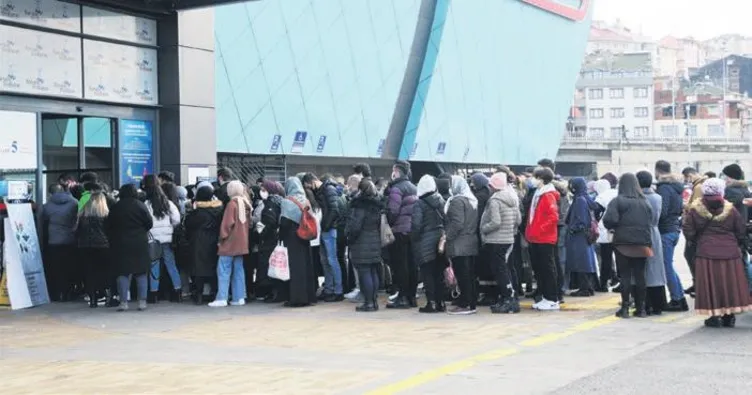 Boş salonları seyirci ile doldurdu