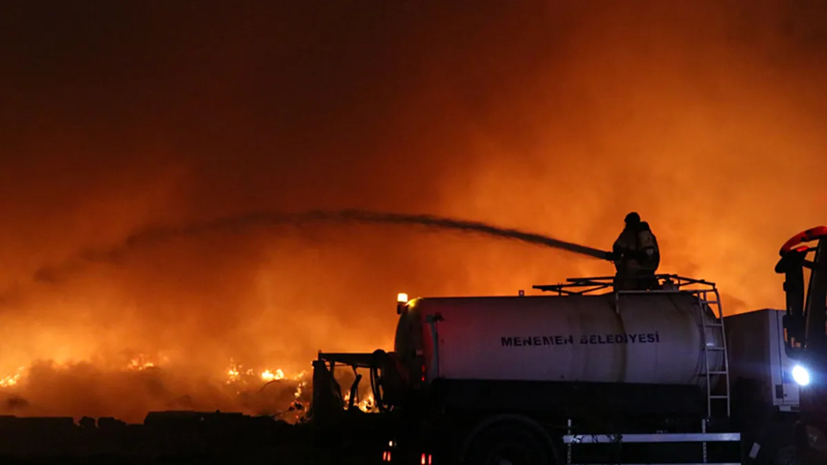 İzmir’de çöp depolama alanında yangın çıktı İzmir’de çöp depolama alanında yangın çıktı
