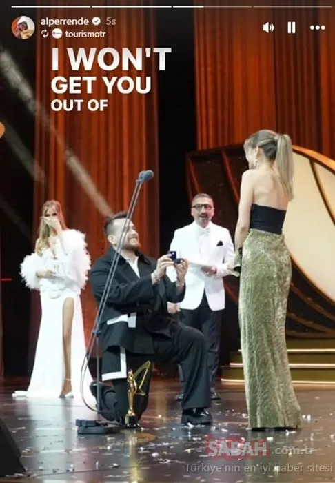 Büyük sürpriz! Alper Rende Altın Kelebek Ödül törenine damga vurdu! Sahnede evlilik teklifi etti sevgilisi Betül Çakmak gözyaşlarına boğuldu!