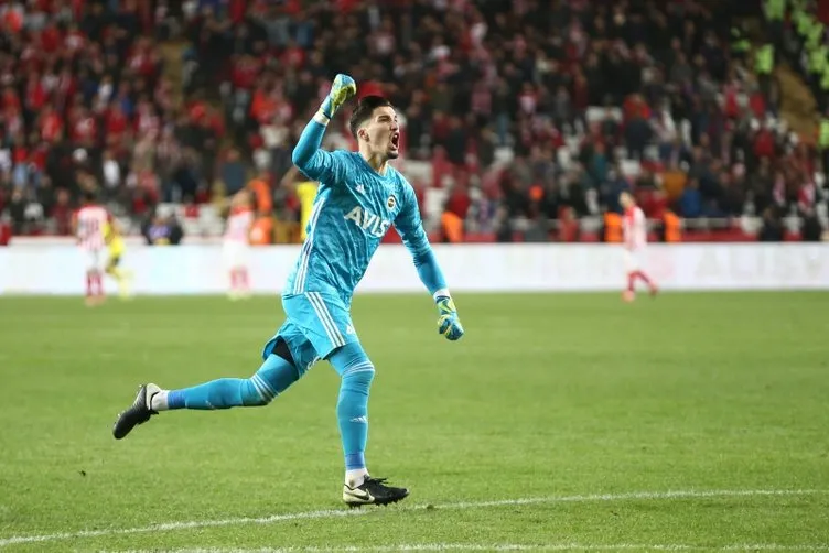 Fenerbahçeli Altay Bayındır’a 2 kulüp talip oldu