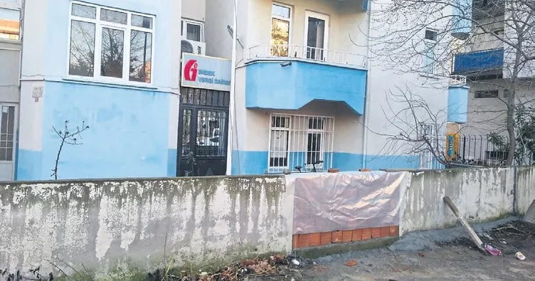 Aracı haczedildi yola duvar ördü