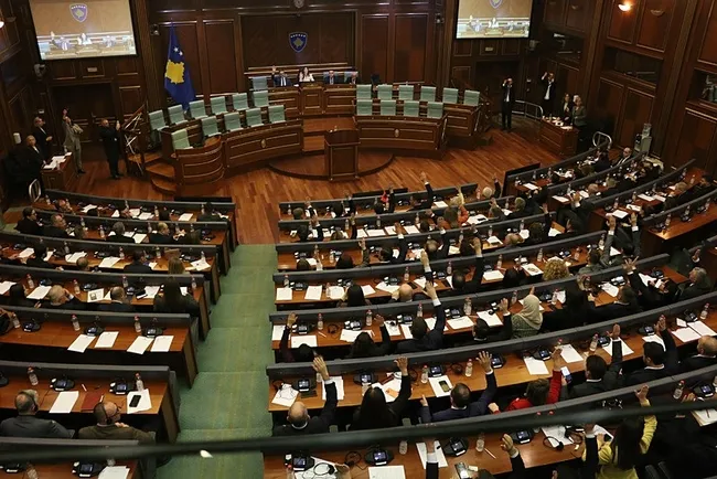 Kosova'da yeni hükümet Meclisten güven oyu aldı